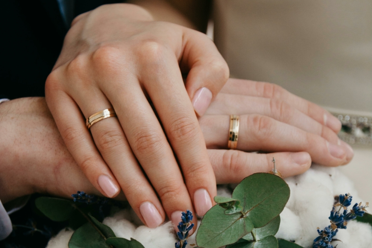La dissimulation d’un lien matrimonial sans lien avec les fonctions ne peut justifier un licenciement disciplinaire