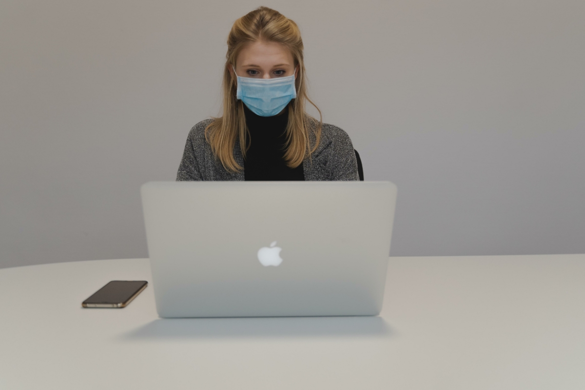 Salarié connecté en arrêt maladie : l’employeur n’est pas automatiquement responsable