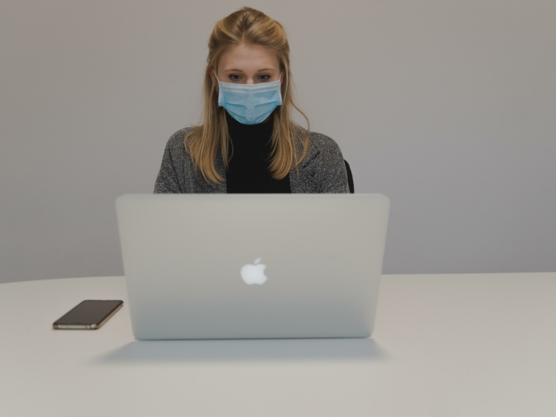 Salarié connecté en arrêt maladie : l’employeur n’est pas automatiquement responsable